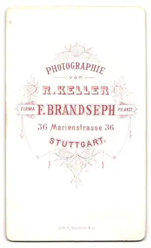 Fotografie R. Keller, Stuttgart, Marienstr. 36, Beleibter Mann im Anzug mit hohem Kragen und blonden Haaren