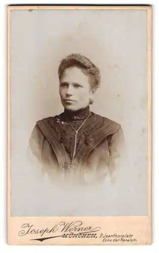 Fotografie Joseph Werner, München, Isarthorplatz 2, Bürgerliche Dame in schwarzem taillierten Kleid mit silberner Kette