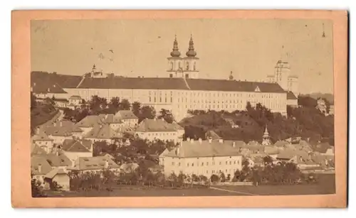 Fotografie unbekannter Fotograf, Ansicht Kremsmünster, Blick über den Ort nach dem Benedictinerstift, 1870