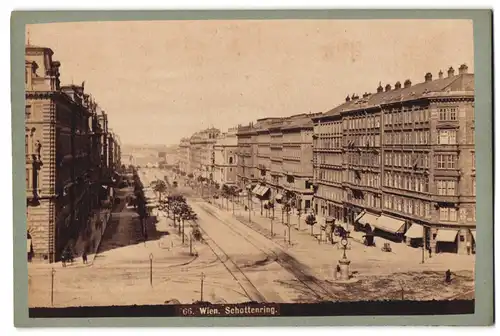 Fotografie unbekannter Fotograf, Ansicht Wien, Blick in den Schottenring mit Geschäften und Litfasssäule