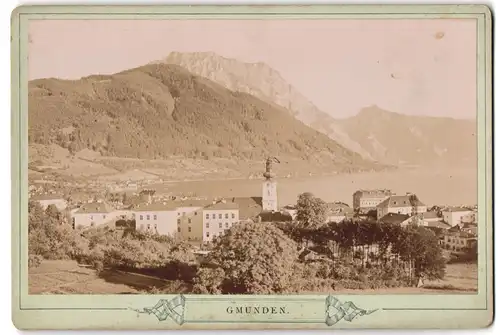 Fotografie unbekannter Fotograf, Ansicht Gmunden, Blick über den Ort nach den Bergen