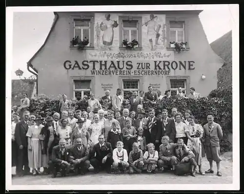 Fotografie unbekannter Fotograf, Ansicht Escherndorf, Versammlung vor dem Gasthaus zur Krone - Winzerverein Escherndorf