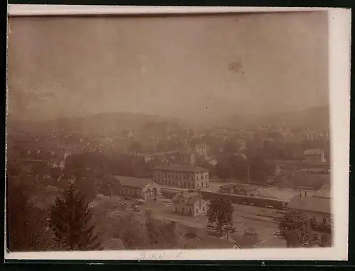 Fotografie unbekannter Fotograf, Ansicht Schwäbisch-Gmünd, Panorama mit Bahnhof und Güterzug