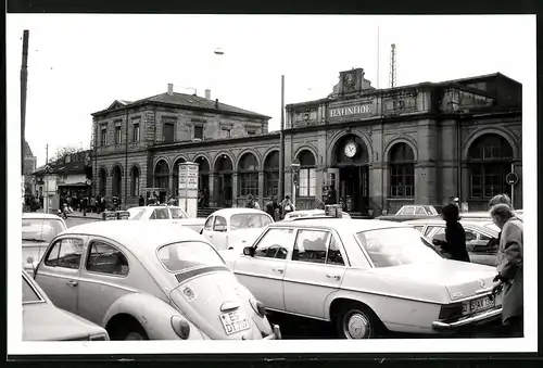 Fotografie unbekannter Fotograf, Ansicht Esslingen, Bahnhof mit Parkplatz & Auto VW Käfer und Mercedes Benz