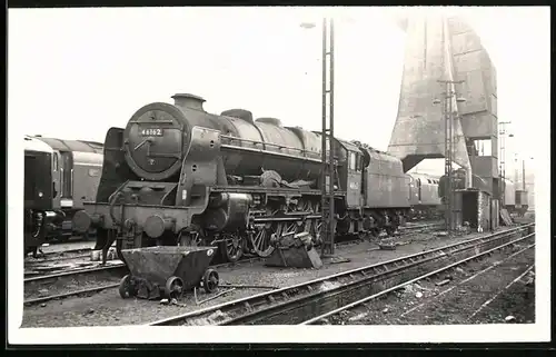 Fotografie britische Eisenbahn, Tender-Lokomotive, Dampflok Nr. 46162 & Kohleschüttanlage
