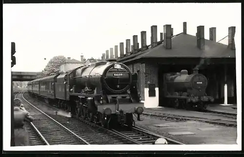 Fotografie unbekannter Fotograf, Ansicht Watford, Personenzug mit Tender-Lokomotive, Dampflok Nr. 46139 bei Lokschuppen