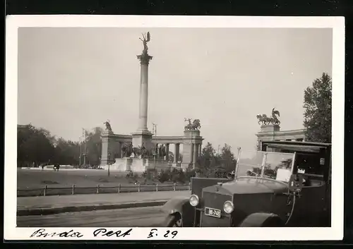 Fotografie unbekannter Fotograf, Ansicht Budapest, Heldenplatz & Auto Taxi - Landaulet