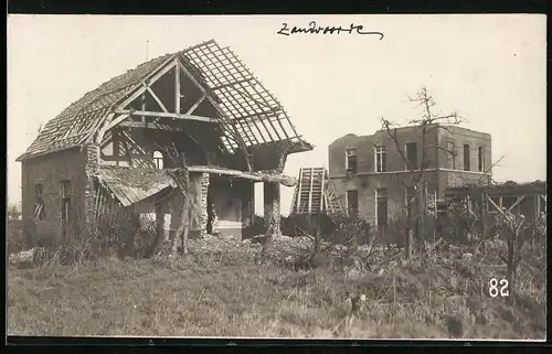 Fotografie Ansicht Zandvoorde, Kriegszerstörung, stark beschädigte Wohnhäuser, 1.WK