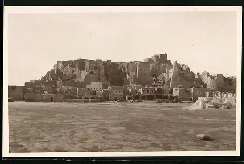 Fotografie unbekannter Fotograf, Ansicht Sira / Iran, Stadtansicht mit traditionellen Lehmbauten