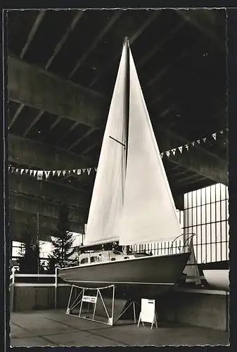 AK Berlin, Internationale Bootsschau 1962, Ausstellungshalle mit Segelboot