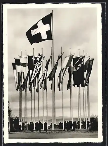 AK Zürich, Schweizerische Landesausstellung 1939, schweizer Fahne mit den Kantonalflaggen am Bürkliplatz