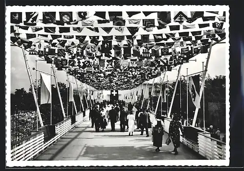 AK Zürich, Schweizerische Landesausstellung 1939, Höhenstrasse mit Gemeindefahnen