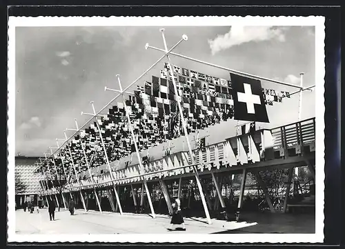 AK Zürich, Schweizerische Landes-Ausstellung 1939, Höhenstrasse, Gemeindefahnen