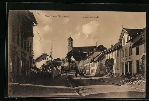 AK Stockach, Eisenbahnstrasse mit Blick zur Kirche