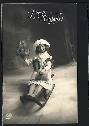 AK Mädchen mit Hufeisen auf einem Schlitten