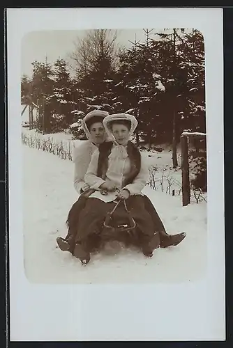 Foto-AK Zwei Damen auf einem Schlitten im Schnee
