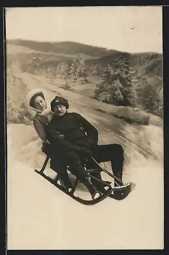 Foto-AK Paar im Winter auf einem Schlitten