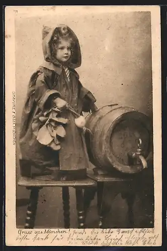 AK Münchner Kindl steht mit Rübe in der Hand an einem Bierfass