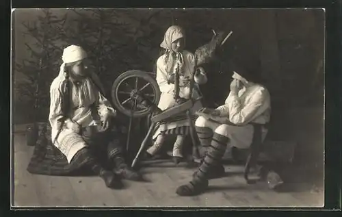 Foto-AK Junge und zwei Mädchen am Spinnrad
