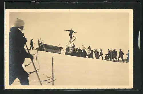 AK Neuchatel, Zuschauer sehen einen Skisprung an der Schanze