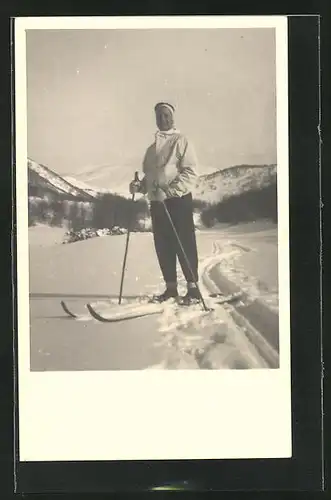 AK Mann läuft Ski im Gebirge