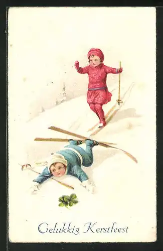 AK Knabe fällt mit Skiern in den Schnee und findet Vierblattklee