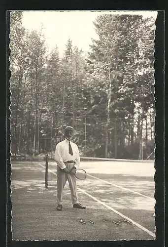 Foto-AK Herr mit Hut auf dem Tennisplatz