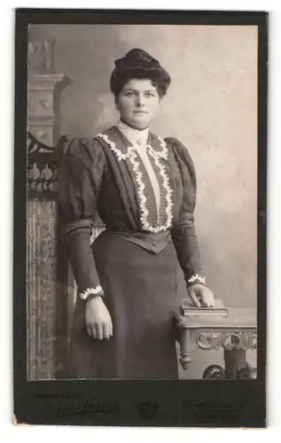 Fotografie Louis Frohwein, Strassburg i. E., Portrait hübsche junge Frau im Kleid mit weisser Stickerei