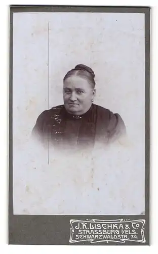 Fotografie J. K. Lischka, Strassburg i. E., Portrait nette betagte Dame mit Brosche am Kleiderkragen