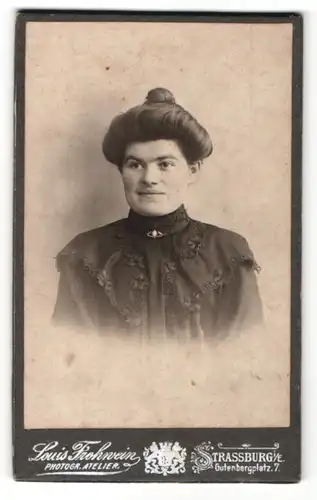 Fotografie Louis Frohwein, Strassburg i. E., Portrait dunkelhaarige Dame mit Dutt und Brosche am Blusenkragen