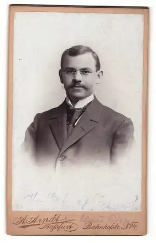 Fotografie A. Arndt, Stassfurt, Portrait freundlich blickender Mann mit Brille und Schnäuzer im Jackett