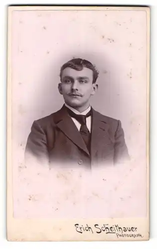 Fotografie Erich Scheithauer, Zwickau i. S., Portrait elegant gekleideter junger Mann in Krawatte und Jackett