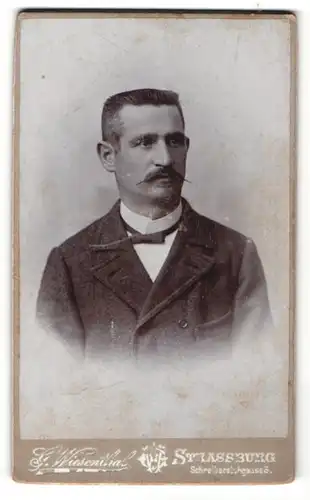 Fotografie G. Wiesenthal, Strassburg, Portrait dunkelhaariger charmanter Herr mit Schnurrbart im Jackett