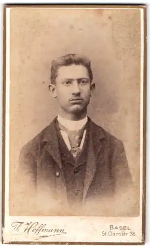 Fotografie Th. Hoffmann, Basel, Portrait junger Mann in Krawatte und Jackett