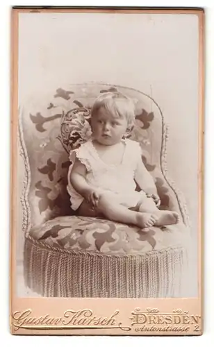 Fotografie Gustav Karsch, Dresden, Portrait blondes süsses Kleindkind im weissen Kleidchen