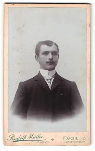 Fotografie Rudolf Müller, Rochlitz, Portrait charmanter junger Mann in Krawatte und Jackett