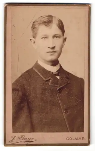 Fotografie J. Baur, Colmar, Portrait charmant blickender junger Mann im eleganten Jackett