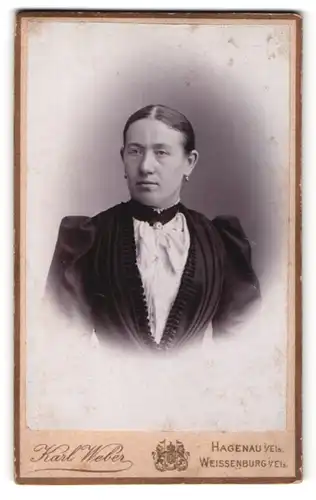 Fotografie Karl Weber, Hagenau i. Els., Portrait elegant gekleidete Dame mit zurückgebundenem Haar
