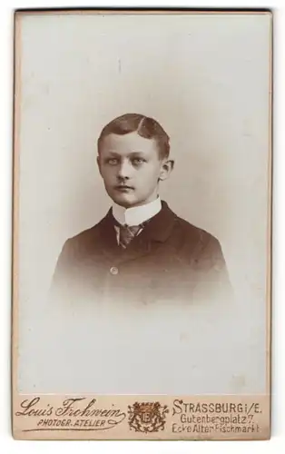Fotografie Louis Frohwein, Strassburg i. E., Portrait dunkelhaariger Bube in Krawatte und Jackett