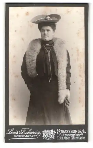 Fotografie Louis Frohwein, Strassburg i. E., Portrait elegant gekleidete Dame mit Hut und Pelz am Kleid