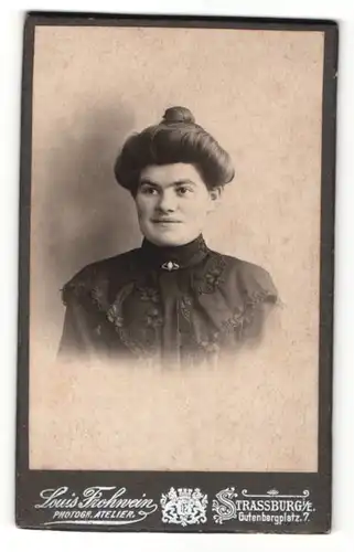 Fotografie Louis Frohwein, Strassburg i. E., Portrait dunkelhaarige Dame mit Dutt