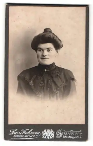 Fotografie Louis Frohwein, Strassburg i. E., Portrait hübsches Fräulein mit Dutt und Brosche am Kleiderkragen