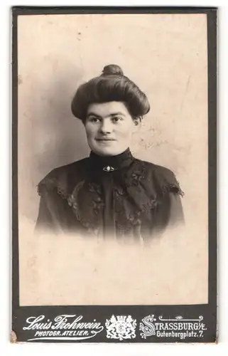 Fotografie Louis Frohwein, Strassburg i. E., Portrait dunkelhaarige junge Frau mit Brosche am Kleiderkragen