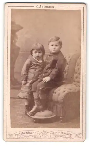 Fotografie C. Axtmann, Reichenbach i / V., Portrait Kinderpaar in zeitgenössischer Kleidung