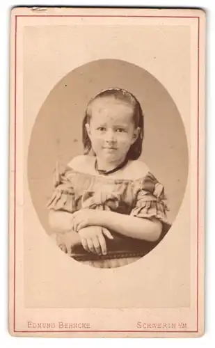 Fotografie Edmund Behncke, Schwerin i / M., Portrait kleines Mädchen im hübschen Kleid auf Lehne gestützt