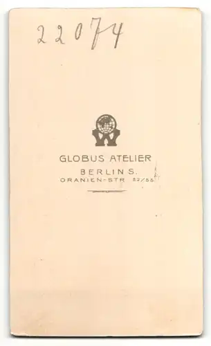 Fotografie Globus Atelier, Berlin, Portrait Dame mit hochgesteckten Haaren