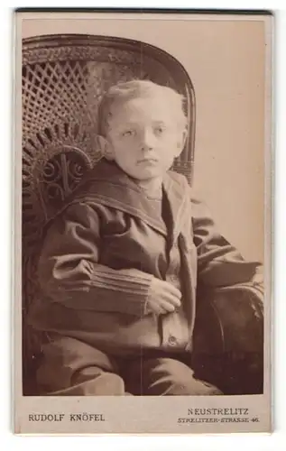 Fotografie Rudolf Knöfel, Neustrelitz, kleiner Junge in Korbstuhl