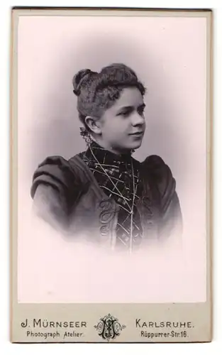 Fotografie J. Mürnseer, Karlsruhe, Portrait Dame mit dunkel-kariertem Kleid