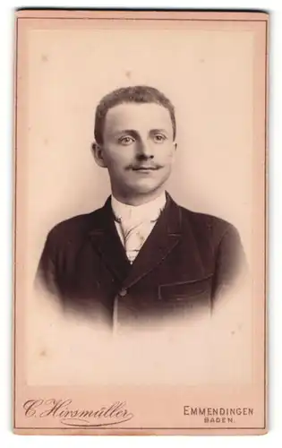 Fotografie C. Hirsmüller, Emmendingen, Portrait lächelnder Mann