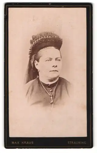 Fotografie Max Kraus, Straubing, Portrait Dame mit hohem Hut